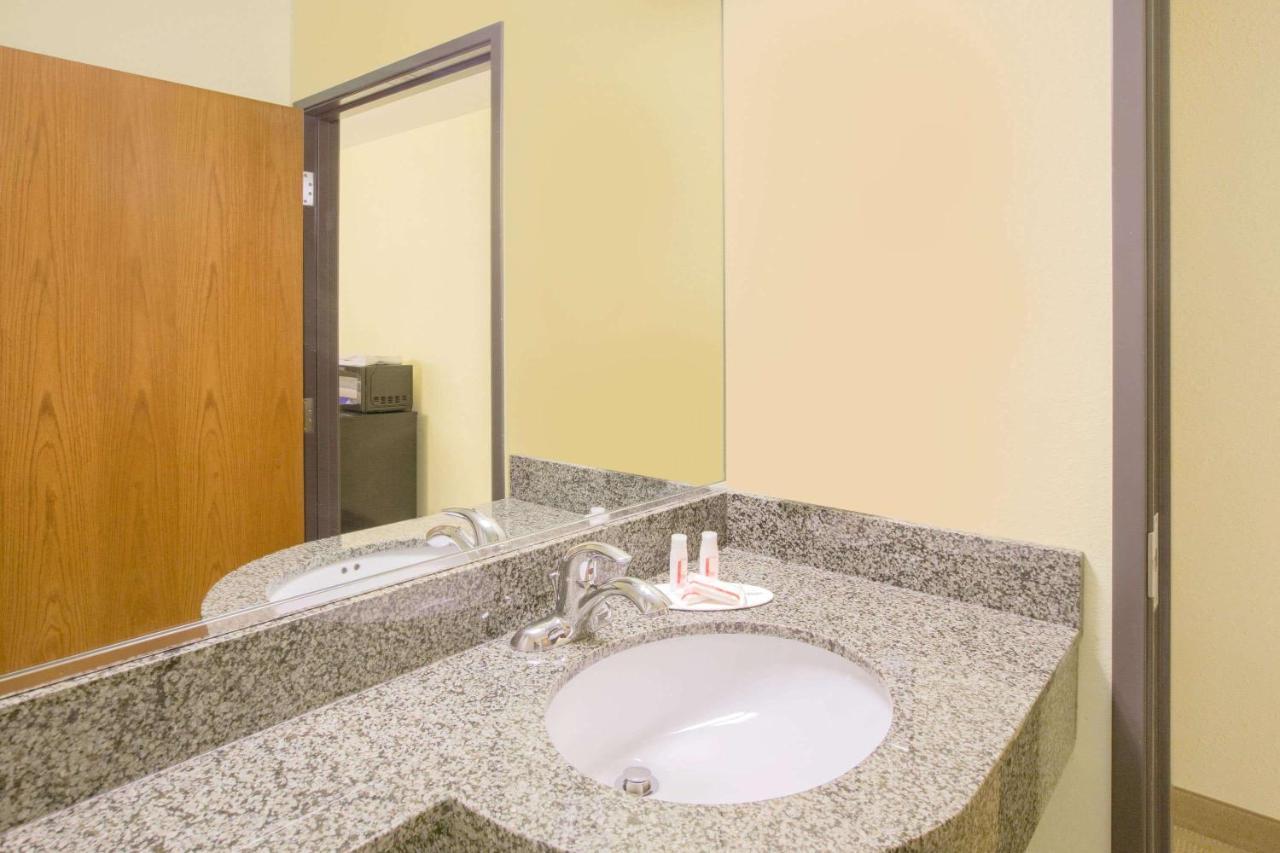 Microtel Inn & Suites By Wyndham Delphos Exterior photo